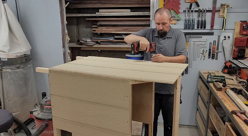 Brown's Woodworking Custom Outdoor Cat house